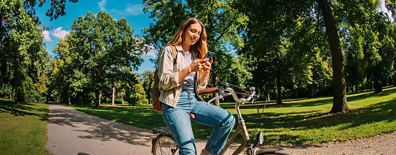 Девушка со смартфоном