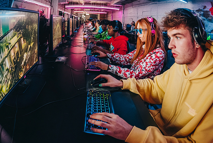 Подросток играет в компьютерные игры